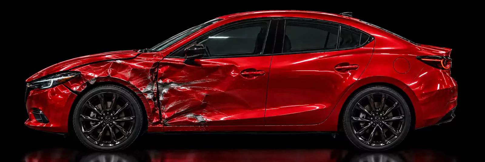 Antes: el carro con golpes en guardabarros y puerta